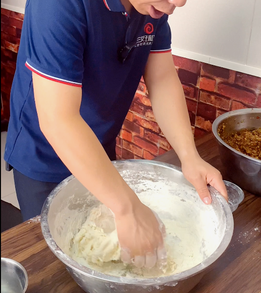 仿手工包子機(jī)廠的技術(shù)靠不靠譜 仿手工包子機(jī)廠的技術(shù)靠不靠譜