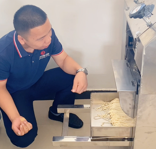 面條機(jī)怎么做面條 面條機(jī)怎么做面條