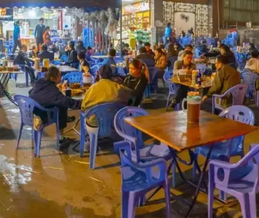 大排檔老板用包子機做包子 大排檔老板用包子機做包子