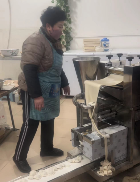 三十年老店使用三好餃子機(jī)包餃子 三十年老店使用三好餃子機(jī)包餃子