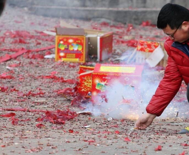 新春佳節在家包餃子，一凍就裂？難道餃子機還有防凍裂功能？