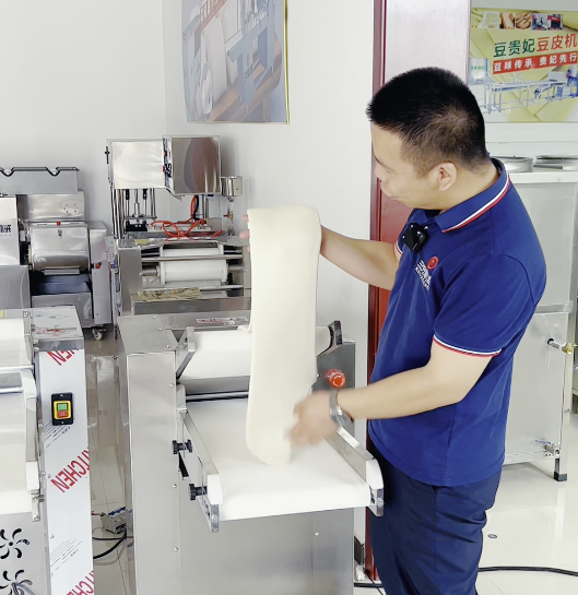 應(yīng)該使用什么樣的壓面機進(jìn)行揉面那？